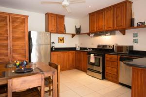 Charming unit that sleeps 4 - with pool - walking distance from Brasilito Beach