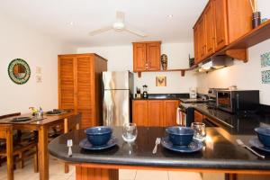 Charming unit that sleeps 4 - with pool - walking distance from Brasilito Beach