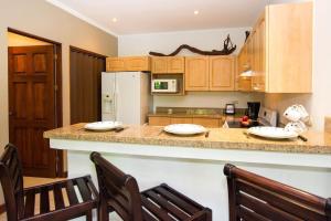 Dazzling ocean views from a bluff in Flamingo - magnificent inside and out