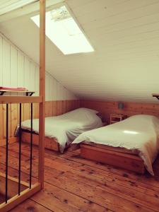 B&B / Chambres d'hotes File dans ta chambre ! : Chambre Quadruple avec Salle de Bains Privative