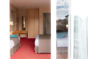 Hotels Le Regina Hotel restaurant : Chambre Triple (1 Lit Double et 1 Lit Simple)