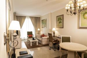 One-Bedroom Apartment with Two Single Beds and Skyline View room in Mercure Hotel Apartments Dubai Barsha Heights