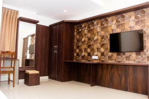 Hotel Golden Amulya Rest Wings Near International Airport