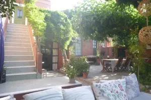Μικρός Ξενώνας στον Κήπο (Small Guesthouse In The Garden)