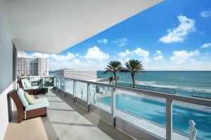 One Bedroom Apartment - Oceanfront View room in Bluebird Suites Monte Carlo Miami Beach