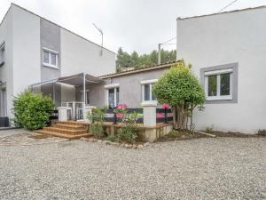 Maisons de vacances Attractive Holiday Home in Cessenon Sur Orb with Terrace : photos des chambres