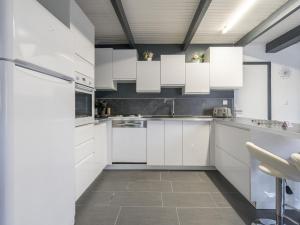 Maisons de vacances Attractive Holiday Home in Cessenon Sur Orb with Terrace : photos des chambres