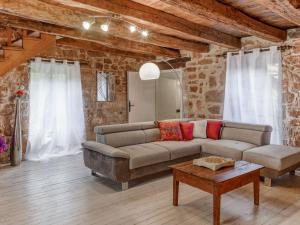 Maisons de vacances Beautiful holiday home with pool in Teillots : photos des chambres