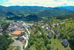 Neva sobe sa pogledom na planine