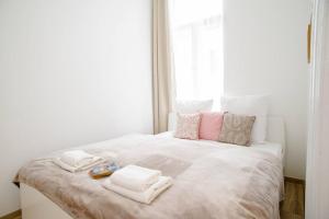 Comfy, renewed 3 bedroom apt in center