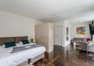 Deluxe Suite room in Swiss Star Home