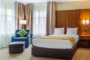 King Suite - Non-Smoking room in Comfort Inn & Suites Lakewood by JBLM