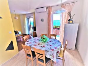 Holiday apartment with a balcony and sea view, just 300 metres from the beach