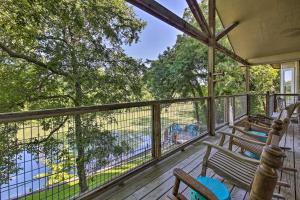 obrázek - Sunny Seguin Retreat with Canoes on Guadalupe River!