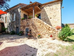 Maisons de vacances Charming Holiday Home in Loubejac with Private Pool : photos des chambres