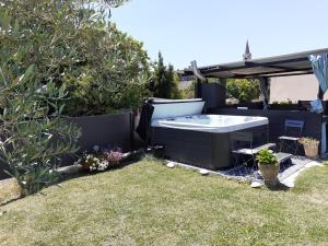B&B / Chambres d'hotes Chambres d'hotes & jacuzzi - A l'ombre des amandiers : photos des chambres
