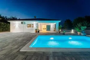 Villa Pavicini - with heated pool - Kavran