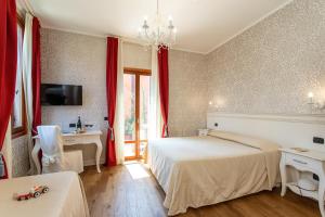 Suite with Terrace and Canal View