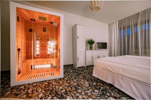 Beach Family Premium SPA Suite Private Jacuzzi, Sauna & Sea View