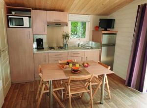 Chalets Camping La Loire Fleurie : photos des chambres