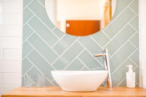 Beachhouse Anna, 1 minute walk to the beach and centre of Katwijk, Free private parking next to the house !