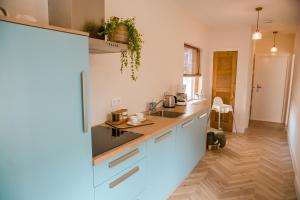 Beachhouse Anna, 1 minute walk to the beach and centre of Katwijk, Free private parking next to the house !