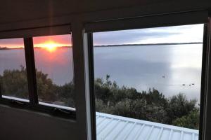 Amazing Ansons Bay Absolute Waterfront Beach House