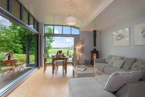 Secluded, New Forest Riverside Lodge