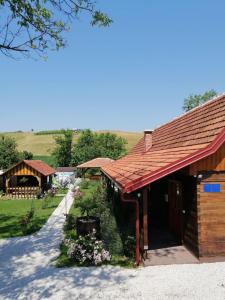 Pod orehom drvena kuća i sauna 