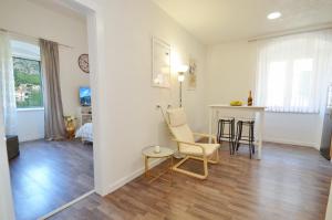 Bright, Romantic & Super Stylish Old Town Flat with Seaview & Shared Terrace