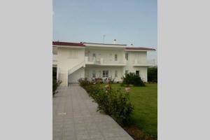 Silver Villa Raches, Sky