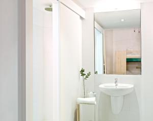 Single Bed in 4-Bed Mixed Dormitory Room with Private Bathroom room in The Hat Madrid