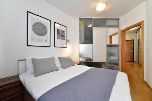 BLOCK APARTMENT PARK with private garage parking