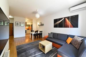 BLOCK APARTMENT PARK with private garage parking