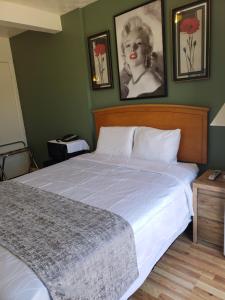 Queen Room room in Deluxe Inn