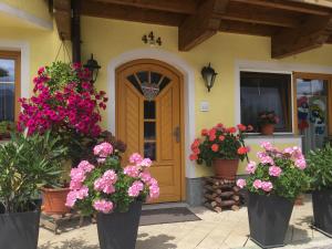 Landhaus Katharina bis 5 Personen mit Saunachalet und Blick auf die Bergwelt des Zillertals