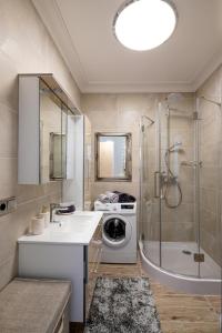 Art Design King Bed Studio Apartment In Old Town