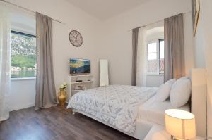 Bright, Romantic & Super Stylish Old Town Flat with Seaview & Shared Terrace