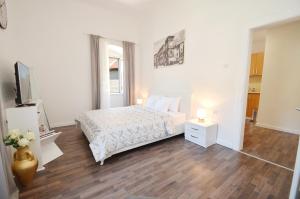 Bright, Romantic & Super Stylish Old Town Flat with Seaview & Shared Terrace