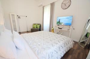 Bright, Romantic & Super Stylish Old Town Flat with Seaview & Shared Terrace