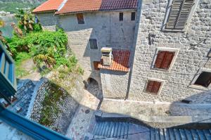 Bright, Romantic & Super Stylish Old Town Flat with Seaview & Shared Terrace