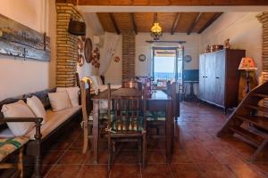 Eros Pittoresque Retreats - Perfect location, Panoramic Seaview