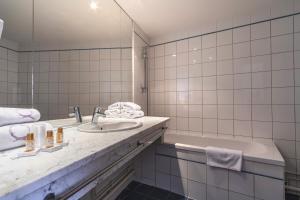 Hotels Hotel Ours Blanc - Place Victor Hugo : photos des chambres