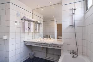 Hotels Hotel Ours Blanc - Place Victor Hugo : photos des chambres