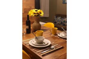 GRAMADO SOLAR REAL - 2 APTS de 2 quartos no mesmo prédio, cada um comporta até 7 pessoas - IDEAL PARA GRUPOS - central - IDEAL PARA ANDAR A PÉ, nesta plataforma desde janeiro de 2016, oferecemos CREDIBILIDADE - seu PET é bem-vindo - GARAGEM COBER