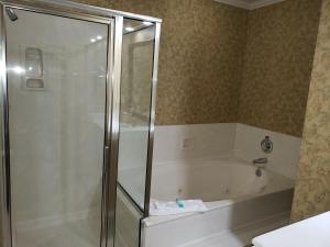 Deluxe Suite with Spa Bath room in Gazebo Inn