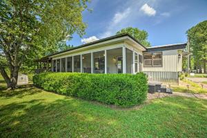 Holiday Home room in Cabin with Deck - Walk to Waterfront and Marina!
