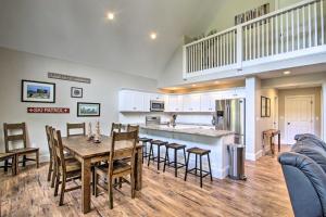 Condo with Grill Walk to North Conway and Cranmore!