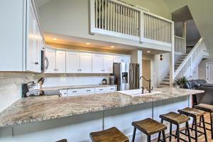 Condo with Grill Walk to North Conway and Cranmore!