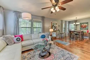 Cozy Woodlands Townhome with Deck Near Market Street - Tomball